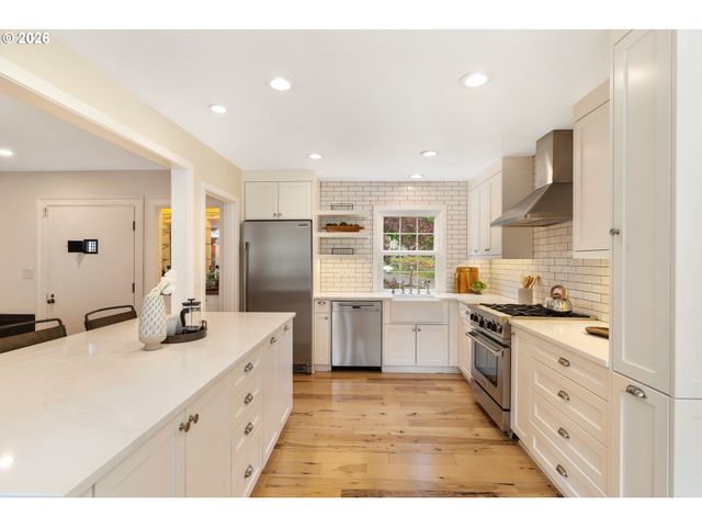 3926 Sw MARTINS Ln, Portland, OR 97239
