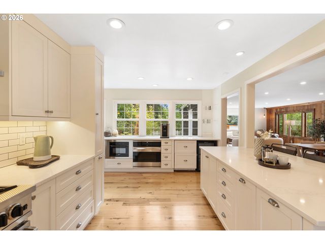 3926 Sw MARTINS Ln, Portland, OR 97239
