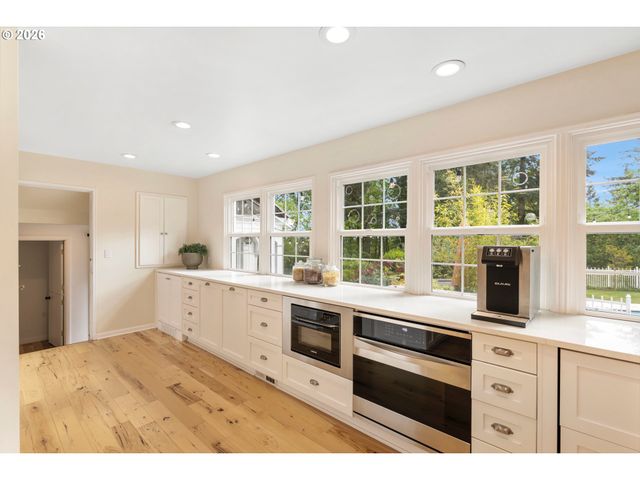 3926 Sw MARTINS Ln, Portland, OR 97239