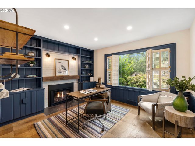 3926 Sw MARTINS Ln, Portland, OR 97239