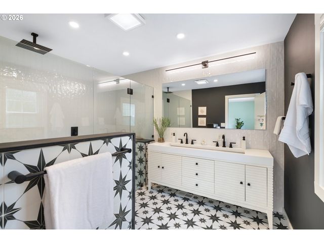 3926 Sw MARTINS Ln, Portland, OR 97239