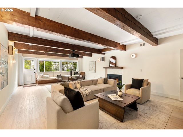 3926 Sw MARTINS Ln, Portland, OR 97239