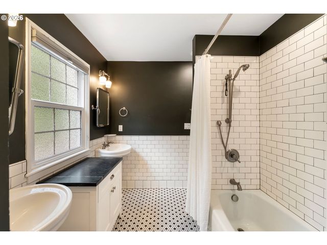 3926 Sw MARTINS Ln, Portland, OR 97239