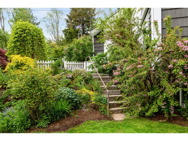 3926 Sw MARTINS Ln, Portland, OR 97239