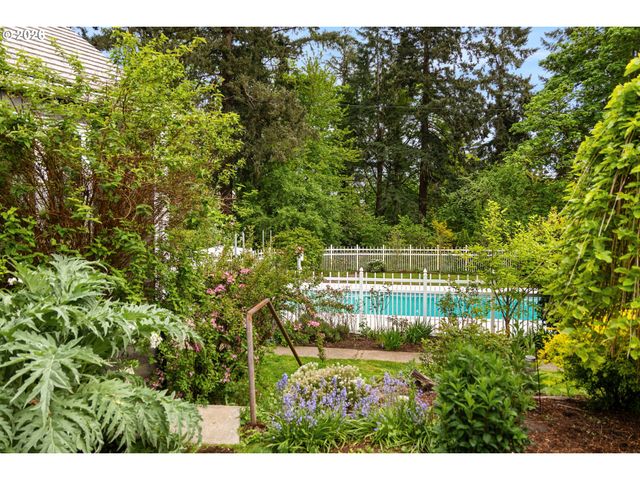 3926 Sw MARTINS Ln, Portland, OR 97239