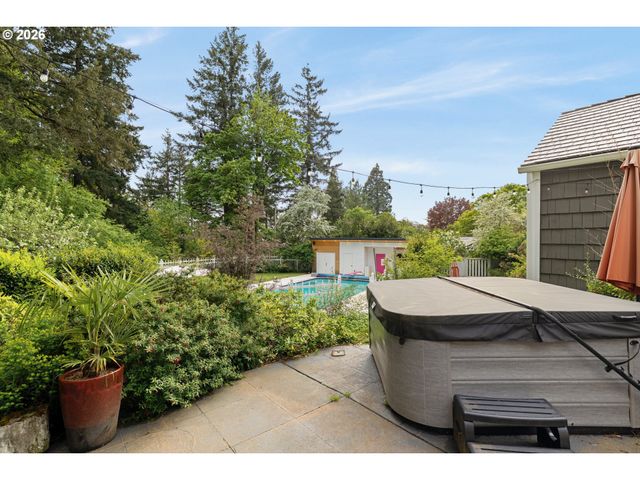 3926 Sw MARTINS Ln, Portland, OR 97239