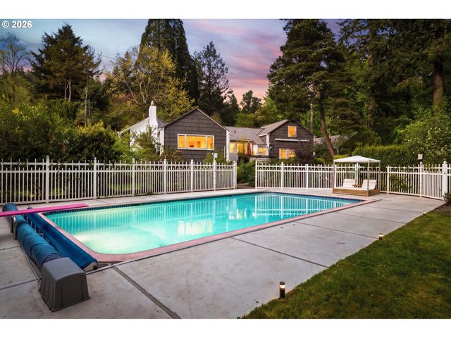 3926 Sw MARTINS Ln, Portland, OR 97239