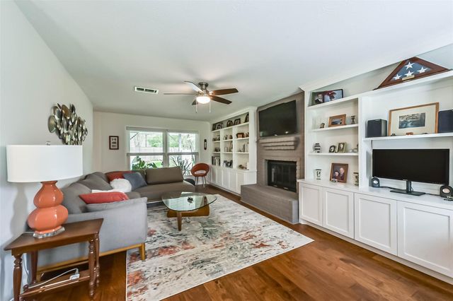 905 Essex Drive, Friendswood, TX 77546