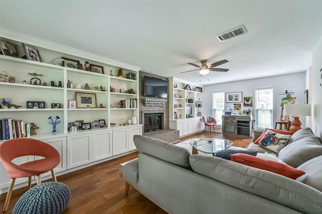 905 Essex Drive, Friendswood, TX 77546