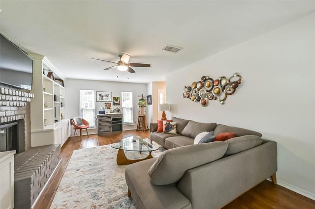 905 Essex Drive, Friendswood, TX 77546