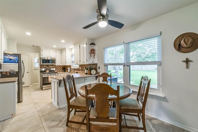 905 Essex Drive, Friendswood, TX 77546