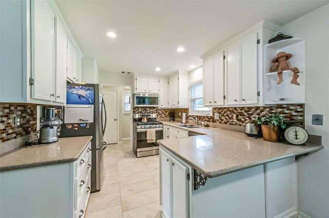 905 Essex Drive, Friendswood, TX 77546