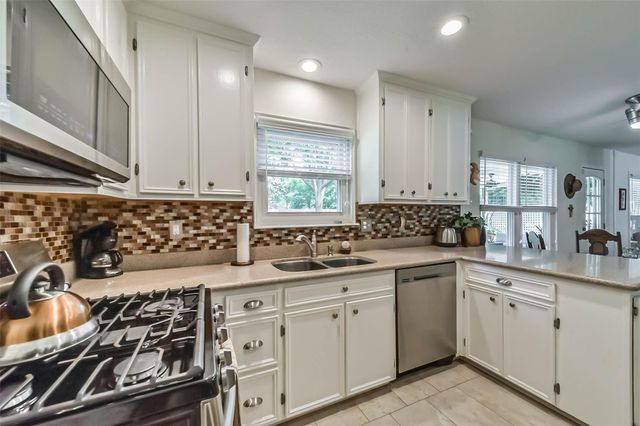 905 Essex Drive, Friendswood, TX 77546