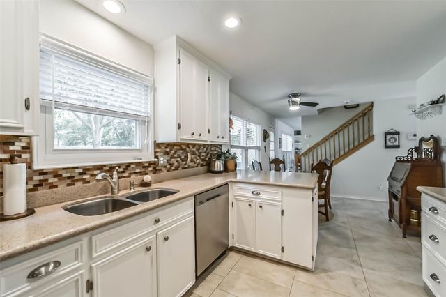 905 Essex Drive, Friendswood, TX 77546