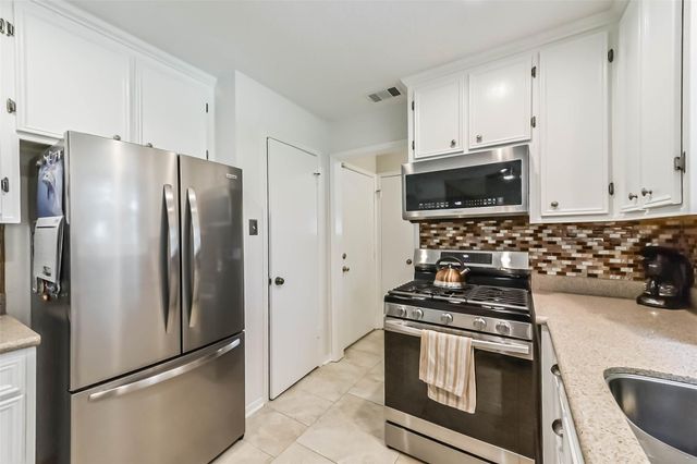 905 Essex Drive, Friendswood, TX 77546