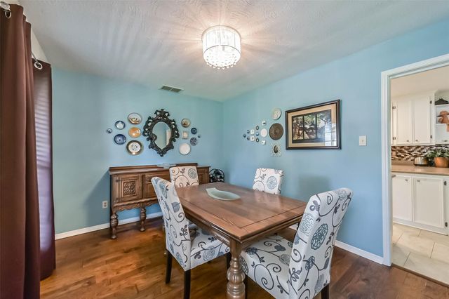 905 Essex Drive, Friendswood, TX 77546