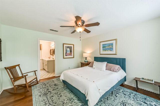 905 Essex Drive, Friendswood, TX 77546
