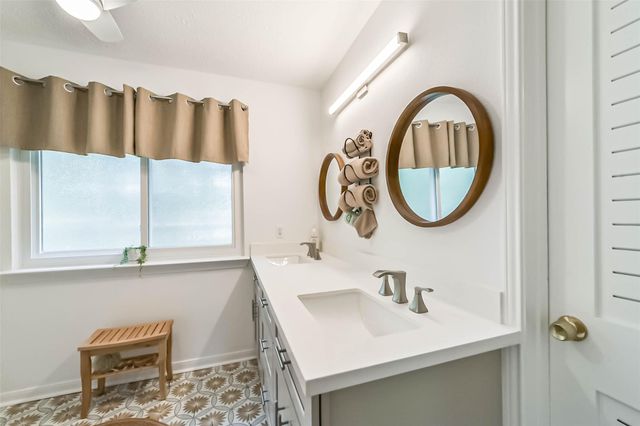 905 Essex Drive, Friendswood, TX 77546