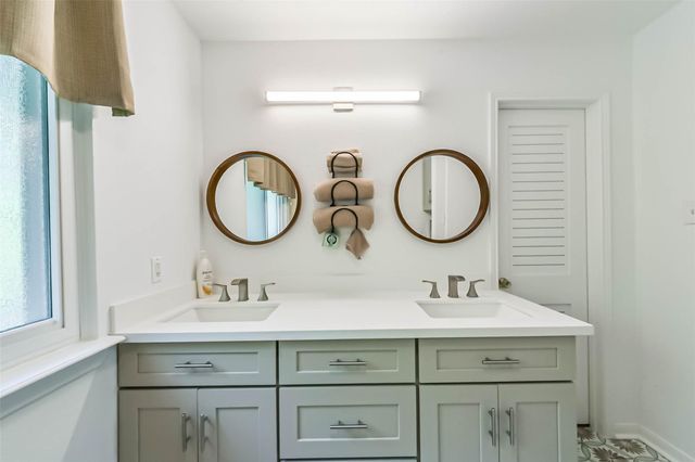 905 Essex Drive, Friendswood, TX 77546