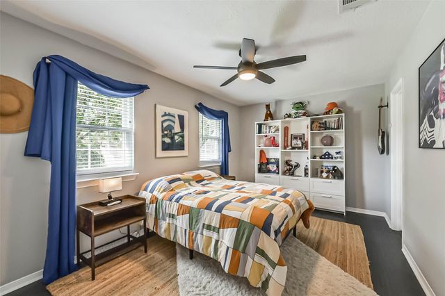 905 Essex Drive, Friendswood, TX 77546