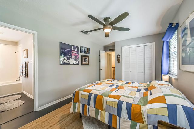 905 Essex Drive, Friendswood, TX 77546
