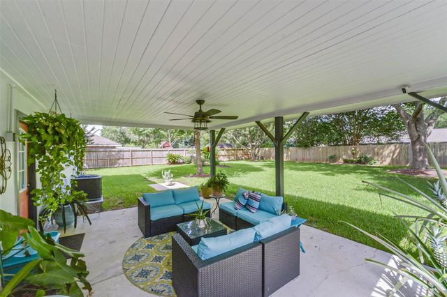 905 Essex Drive, Friendswood, TX 77546