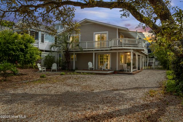 116 SE 8th Street, Oak Island, NC 28465