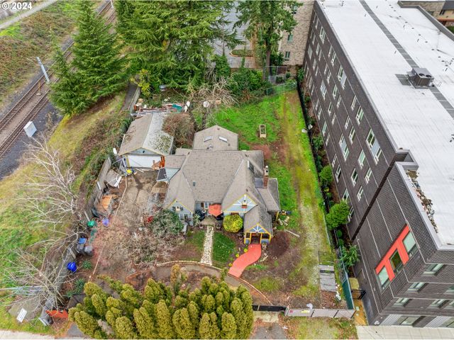 9715 Ne Glisan St, Portland, OR 97220