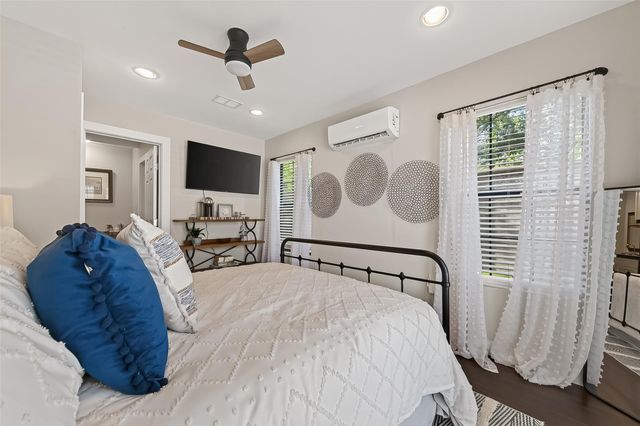 1530 Sue Barnett Drive, Houston, TX 77018