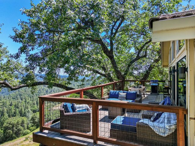 1051 Sandalwood Dr, Murphys, CA 95247