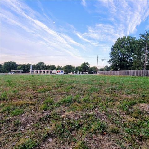 2168 N 7 Highway, Blue Springs, MO 64014