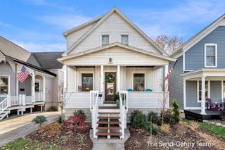 1022 Washington Avenue, Grand Haven, MI 49417