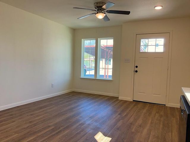 2002 W 2nd ST 1300, Taylor, TX 76574