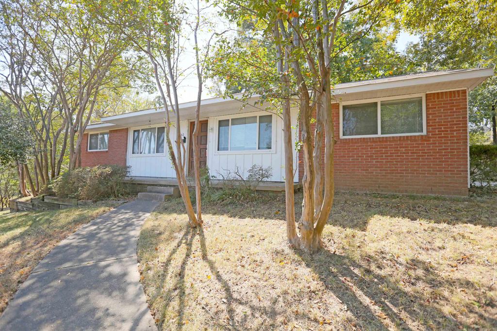 61 White Oak Lane, Little Rock, AR 72227