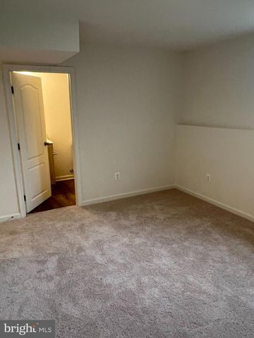 18 CLIFTON MNR, Falling Waters, WV 25419