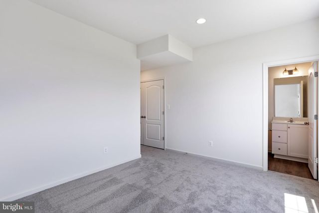 18 CLIFTON MNR, Falling Waters, WV 25419