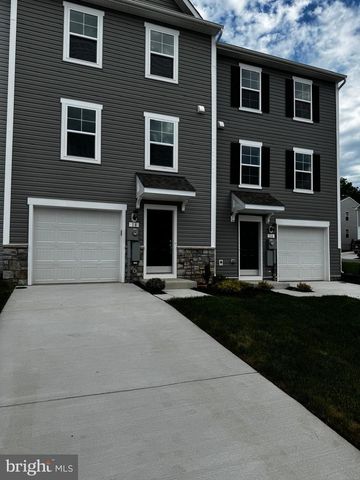 18 CLIFTON MNR, Falling Waters, WV 25419