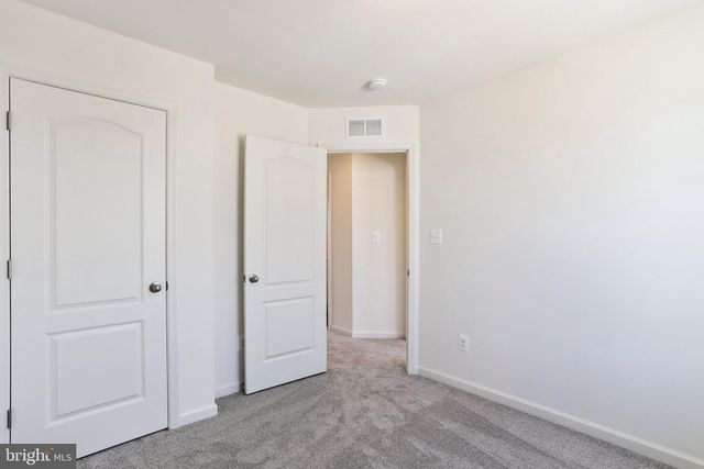 18 CLIFTON MNR, Falling Waters, WV 25419