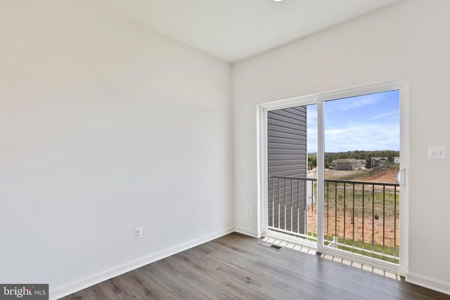 18 CLIFTON MNR, Falling Waters, WV 25419