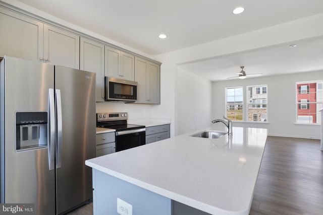 18 CLIFTON MNR, Falling Waters, WV 25419