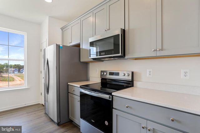 18 CLIFTON MNR, Falling Waters, WV 25419