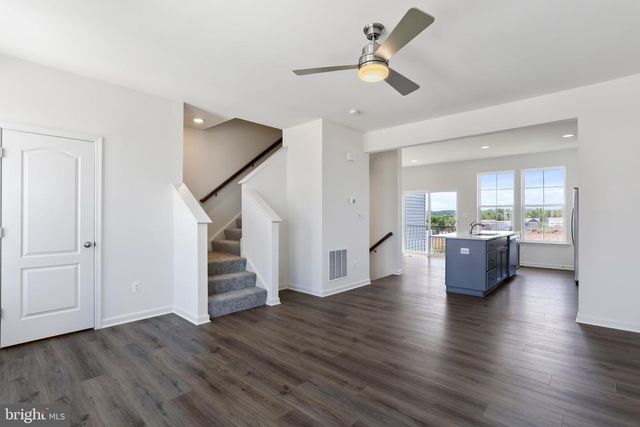 18 CLIFTON MNR, Falling Waters, WV 25419