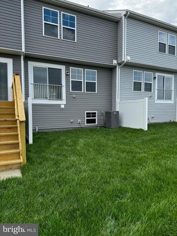 18 CLIFTON MNR, Falling Waters, WV 25419