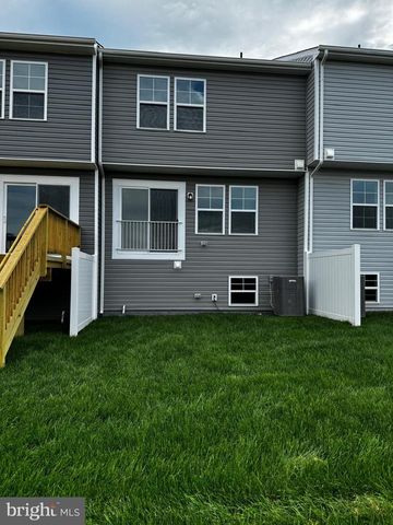 18 CLIFTON MNR, Falling Waters, WV 25419