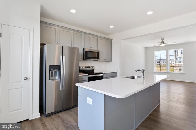 18 CLIFTON MNR, Falling Waters, WV 25419