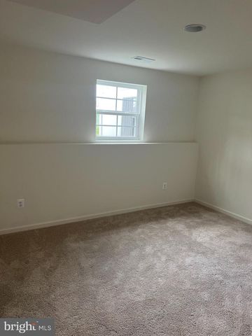 18 CLIFTON MNR, Falling Waters, WV 25419