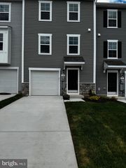 18 CLIFTON MNR, Falling Waters, WV 25419