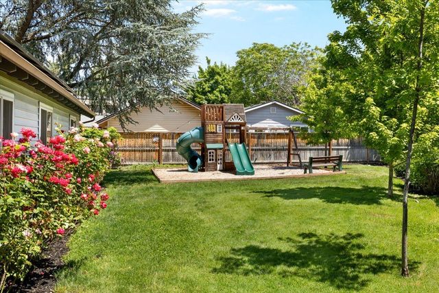597 Magenta Circle, Medford, OR 97504