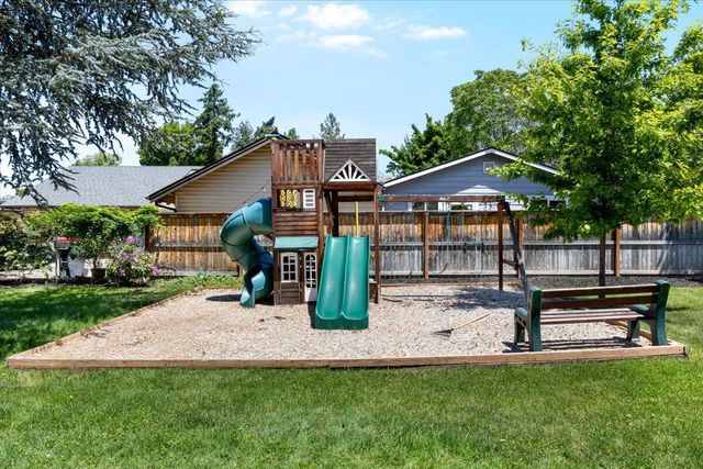 597 Magenta Circle, Medford, OR 97504