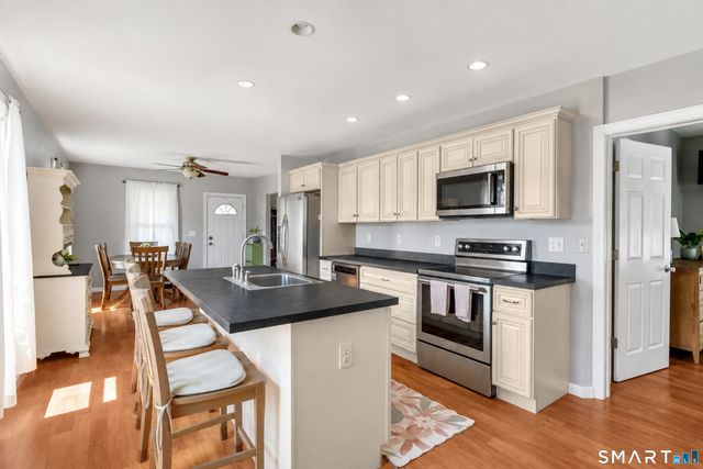 15 Laden Avenue, Wallingford, CT 06492